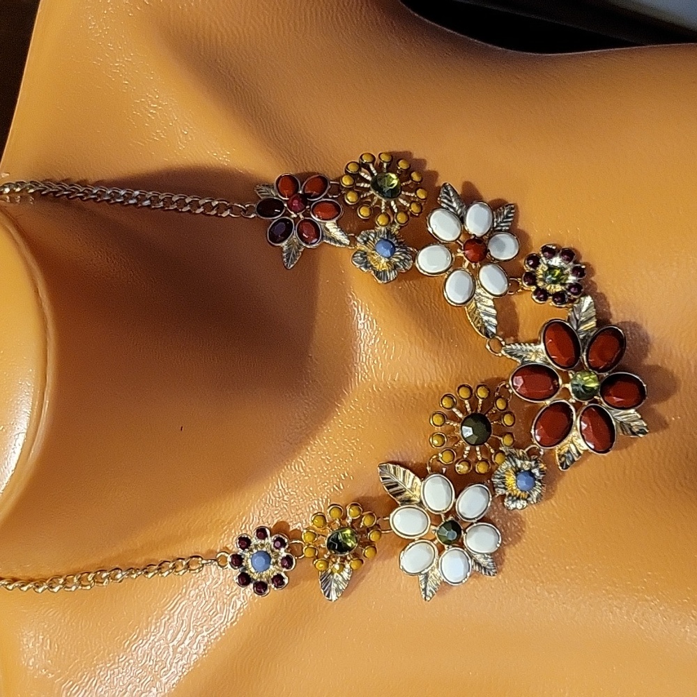 Decorative floral necklace gold toned  Modcloth